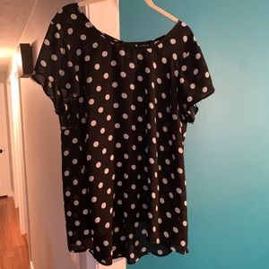 Torrid B&W polka dot short sleeve blouse